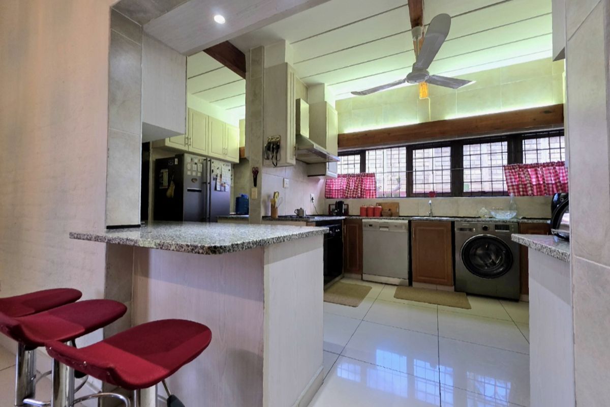 Stunning, Move in Ready home in the heart of Athlone Park!! - Photo 4