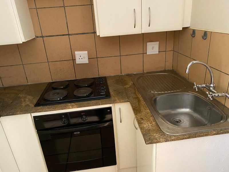 Neat 1st-Floor Bachelor Unit with Balcony - Photo 7