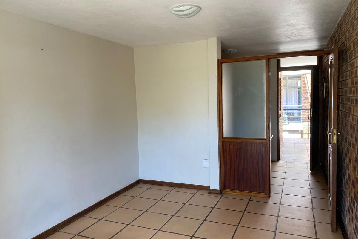 Neat 1st-Floor Bachelor Unit with Balcony - Photo 3