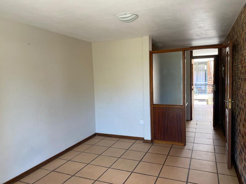 Neat 1st-Floor Bachelor Unit with Balcony - Photo 3