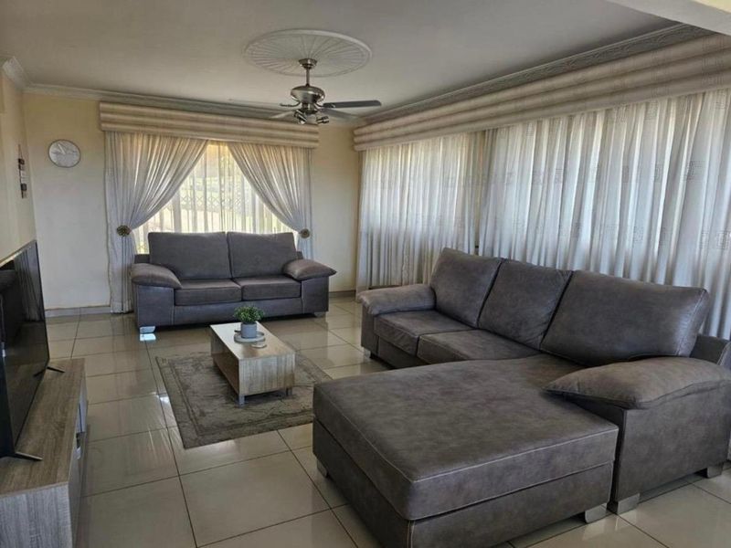 Stunning Face Brick Home with Golf Course Views  Bluff - Photo 6