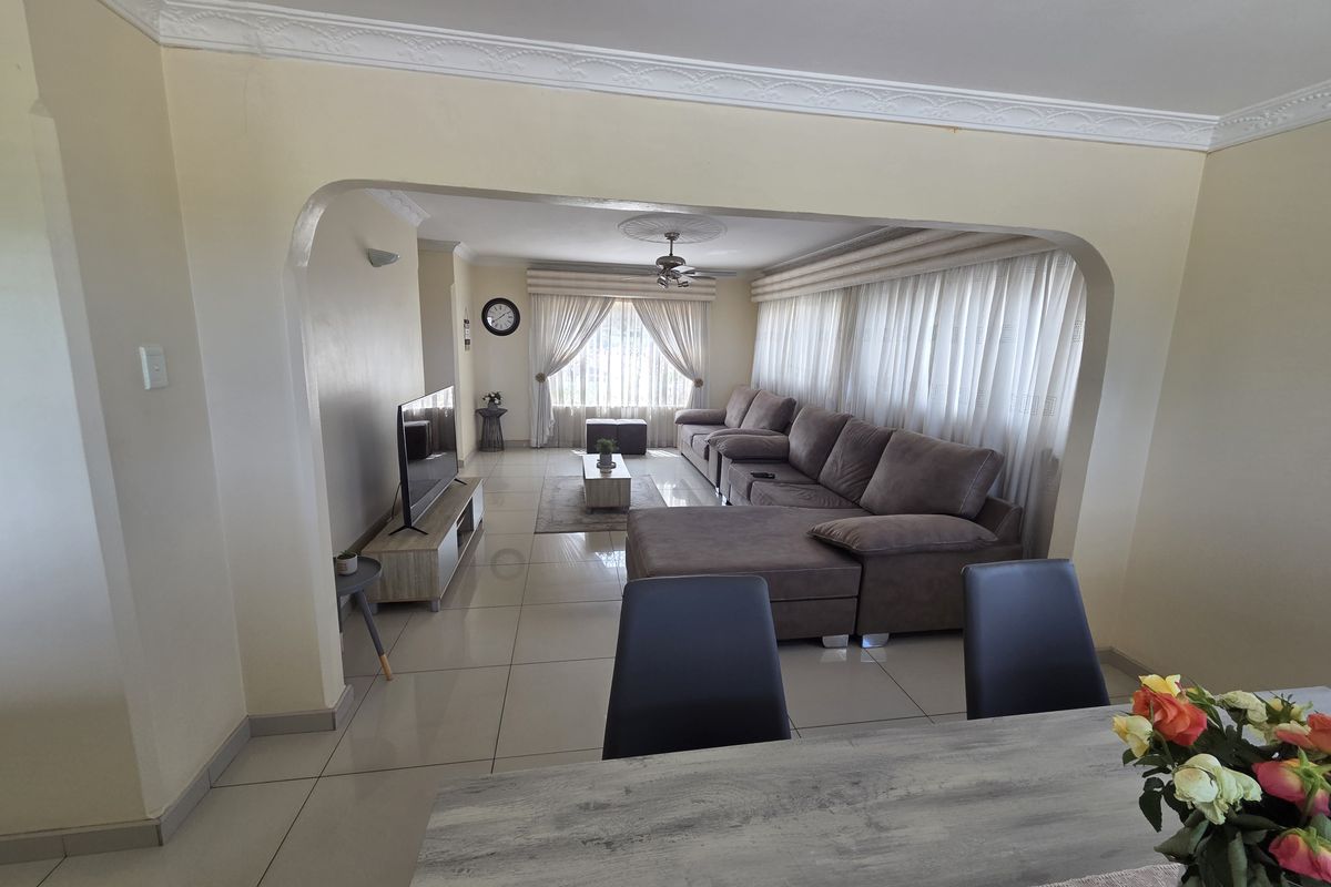 Stunning Face Brick Home with Golf Course Views  Bluff - Photo 4
