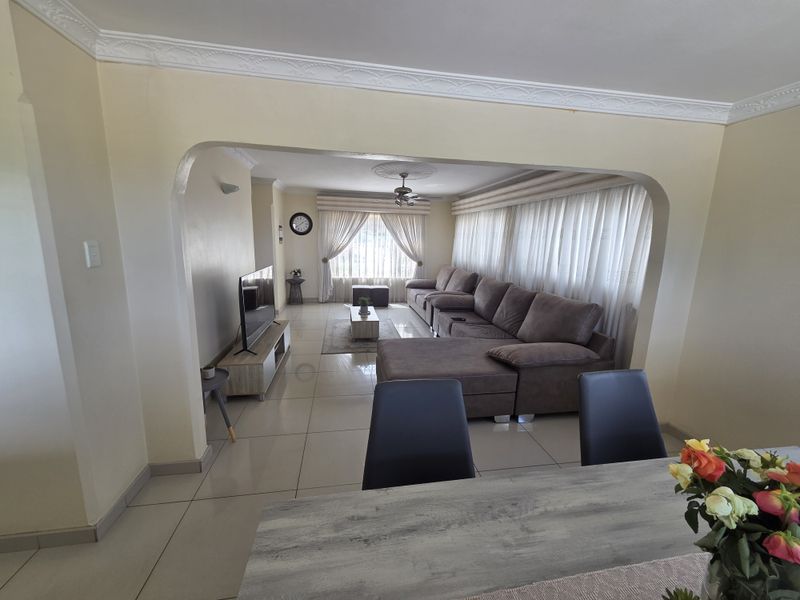 Stunning Face Brick Home with Golf Course Views  Bluff - Photo 4
