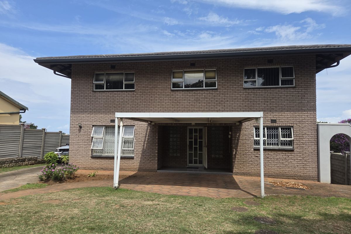 Stunning Face Brick Home with Golf Course Views  Bluff - Photo 2