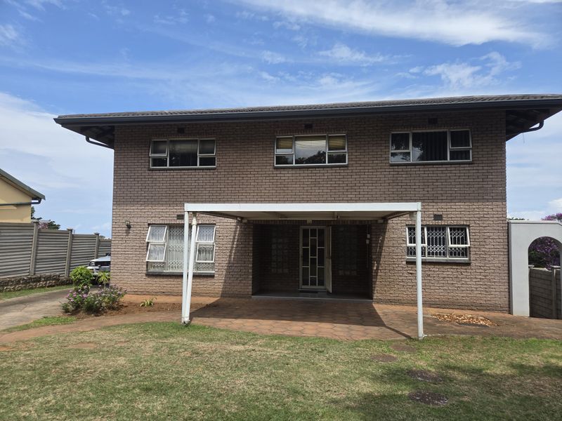 Stunning Face Brick Home with Golf Course Views  Bluff - Photo 2