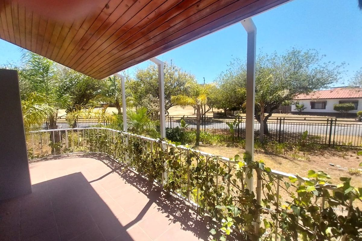 Charming Home in a Quiet Robertson Neighbourhood - Photo 3