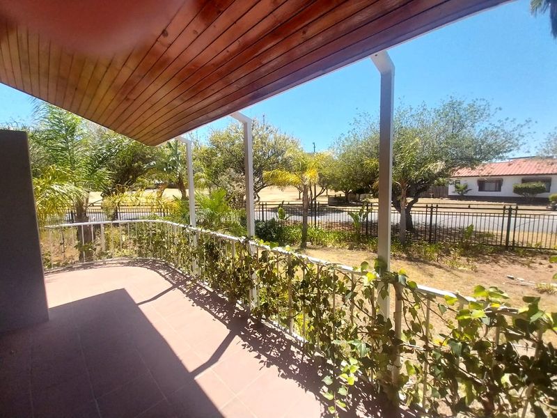 Charming Home in a Quiet Robertson Neighbourhood - Photo 3