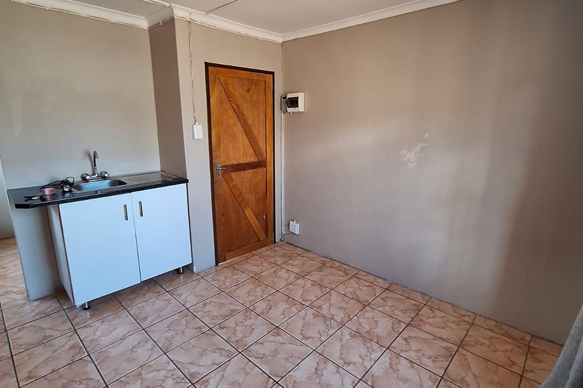 Bachelor Flat to let in Victoria Park - Photo 2