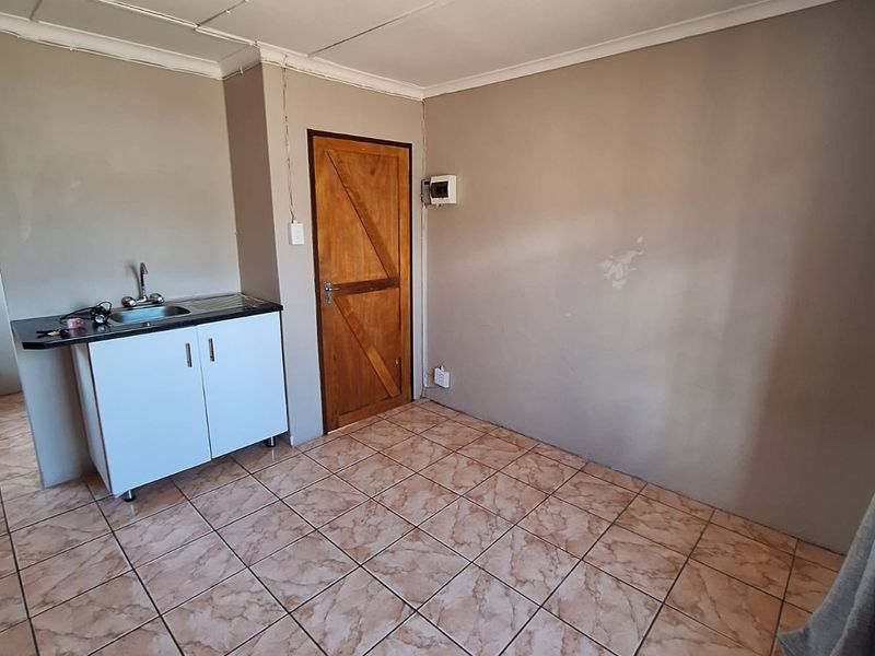 Bachelor Flat to let in Victoria Park - Photo 2
