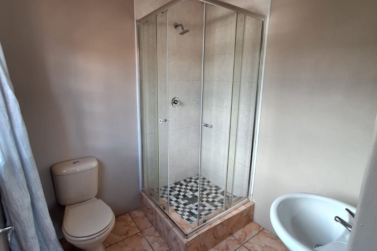 Bachelor Flat to let in Victoria Park - Photo 4