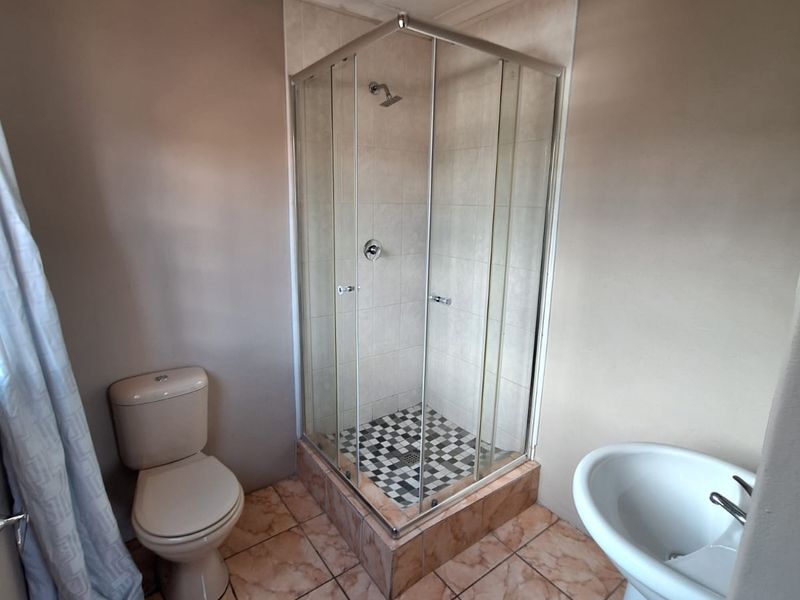 Bachelor Flat to let in Victoria Park - Photo 4