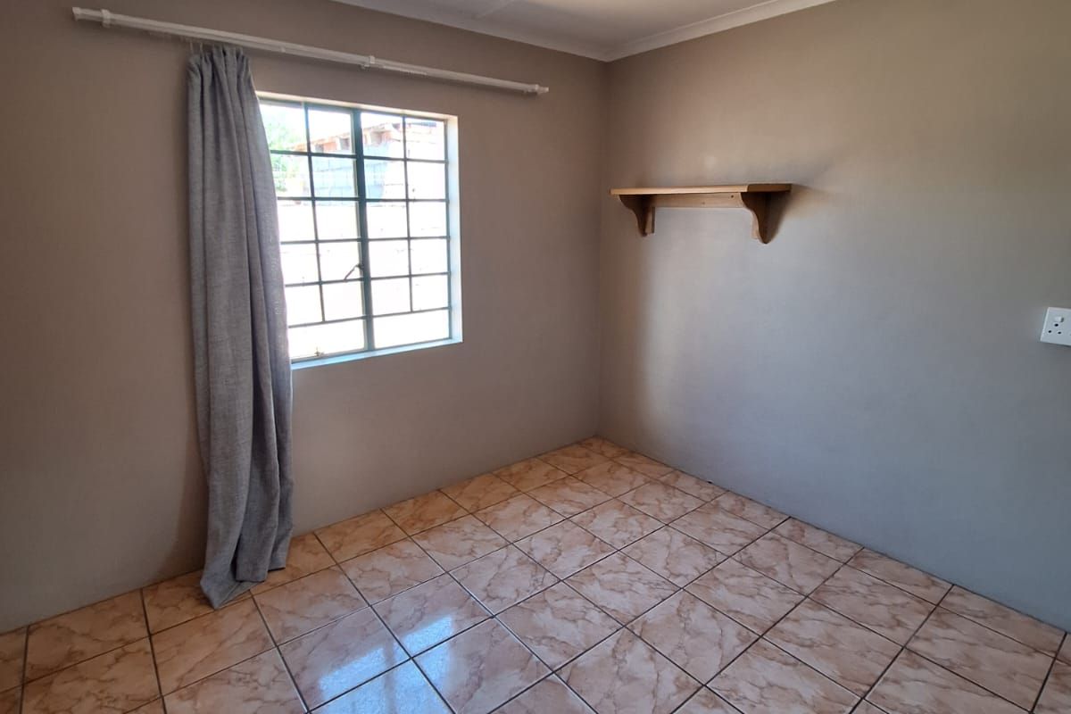 Bachelor Flat to let in Victoria Park - Photo 3