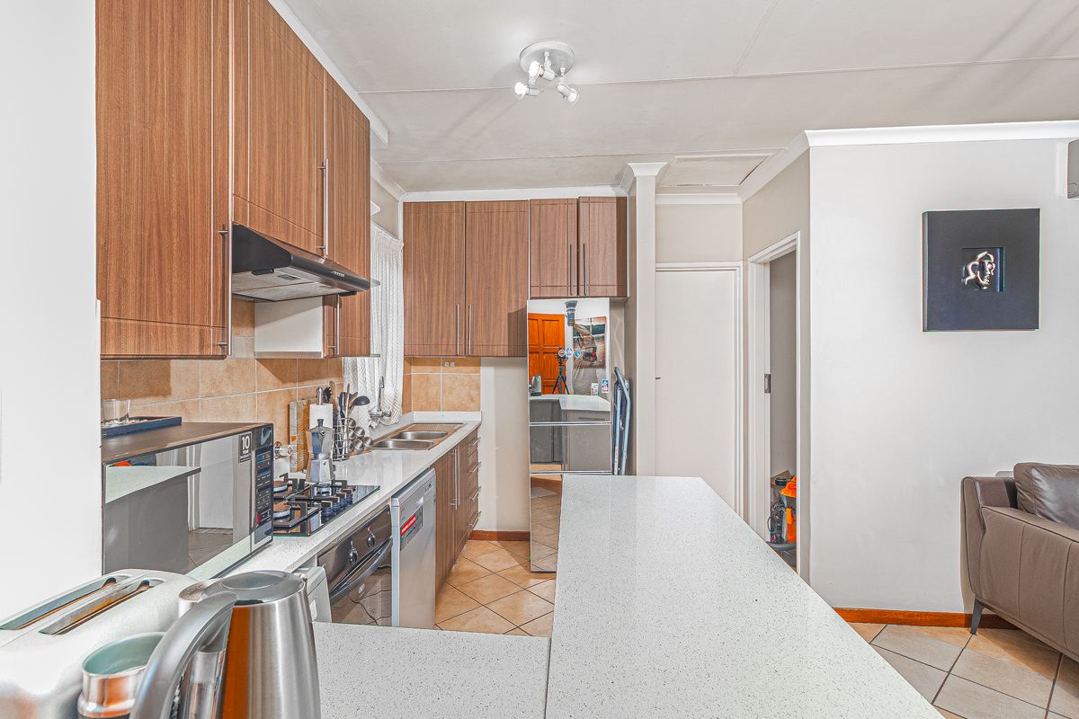 3 Bed 1 Bath 1st Floor Unit For A Bargain - Photo 2