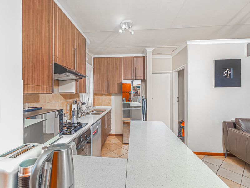 3 Bed 1 Bath 1st Floor Unit For A Bargain - Photo 2