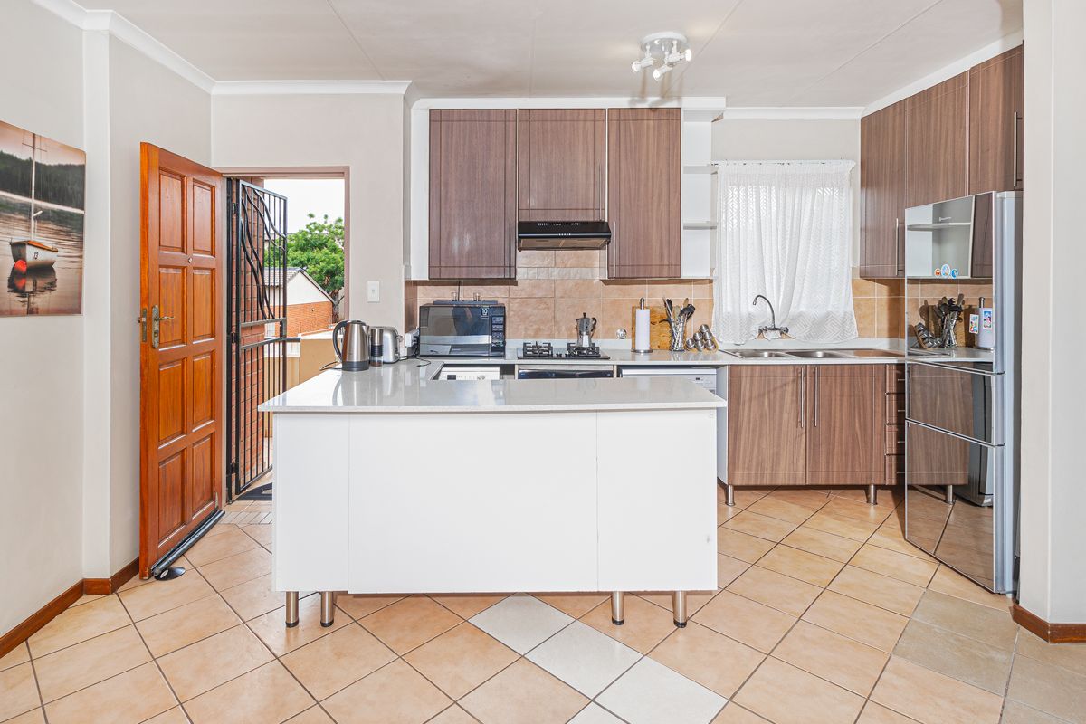 3 Bed 1 Bath 1st Floor Unit For A Bargain - Photo 4