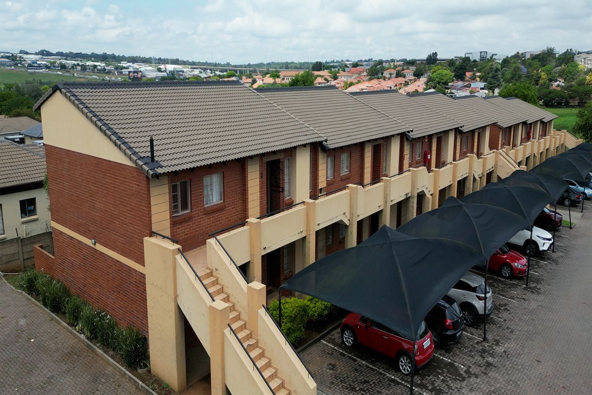 3 Bed 1 Bath 1st Floor Unit For A Bargain - Photo 3