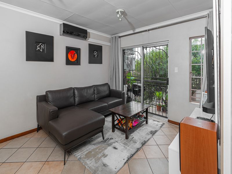 3 Bed 1 Bath 1st Floor Unit For A Bargain - Photo 10