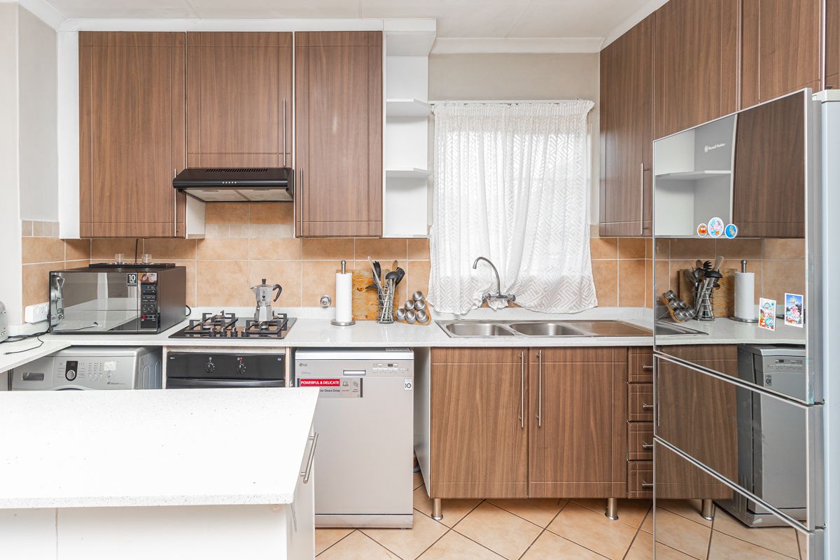 3 Bed 1 Bath 1st Floor Unit For A Bargain - Photo 5