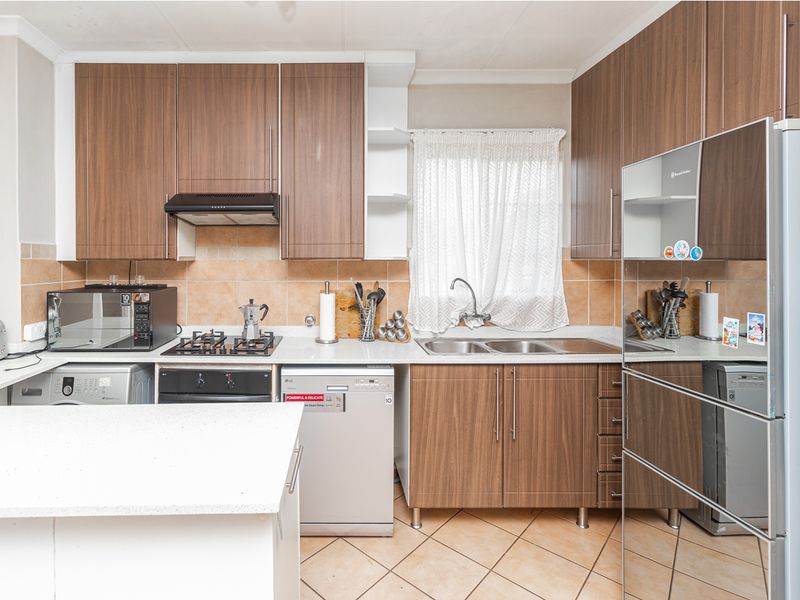 3 Bed 1 Bath 1st Floor Unit For A Bargain - Photo 5