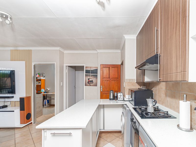 3 Bed 1 Bath 1st Floor Unit For A Bargain - Photo 8