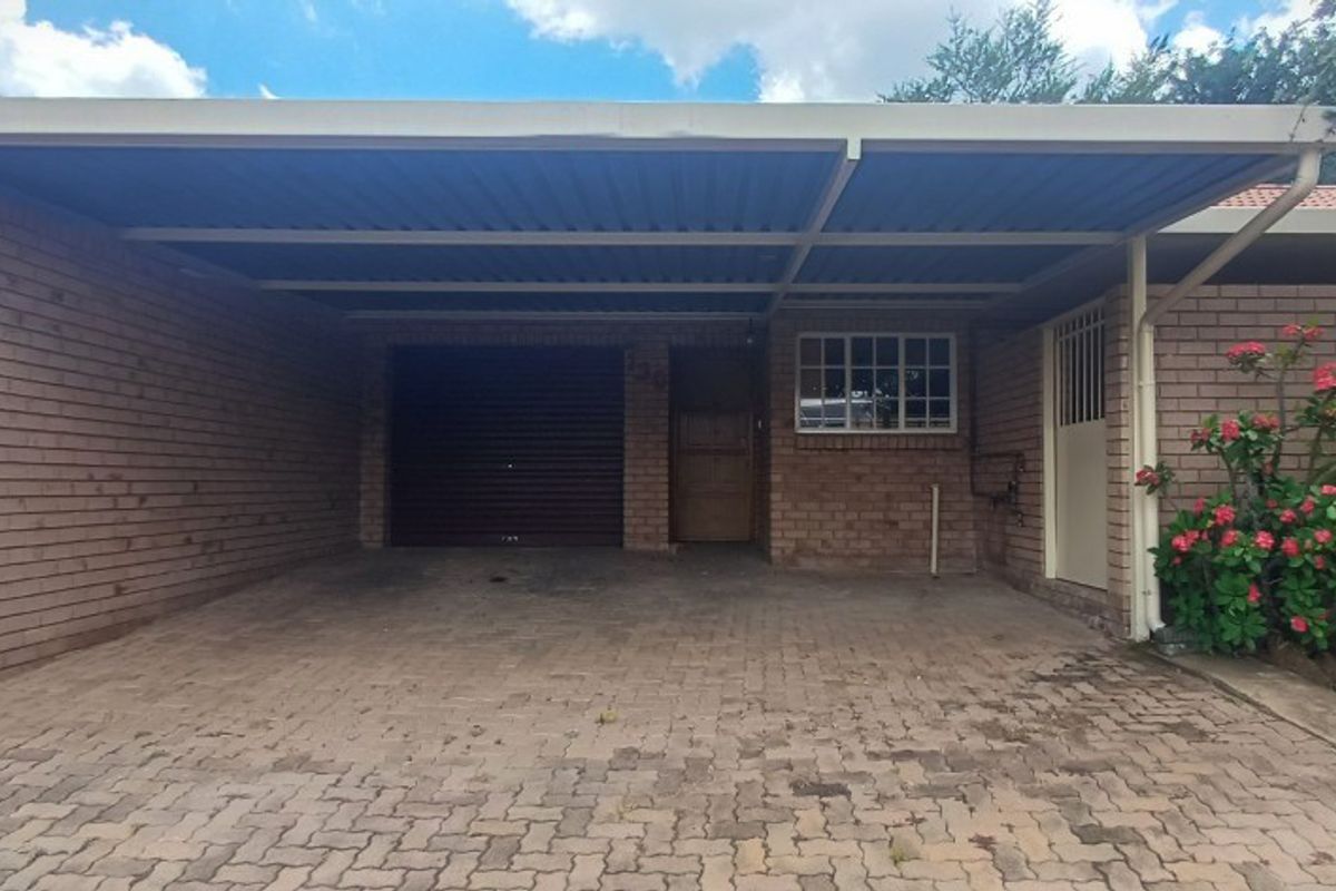 UNIT IN RETIREMENT VILLAGE. - Photo 2