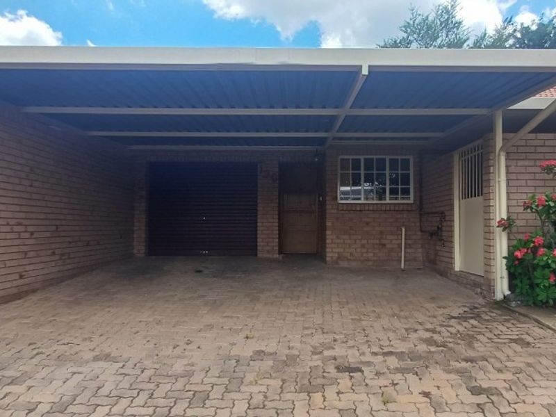 UNIT IN RETIREMENT VILLAGE. - Photo 2