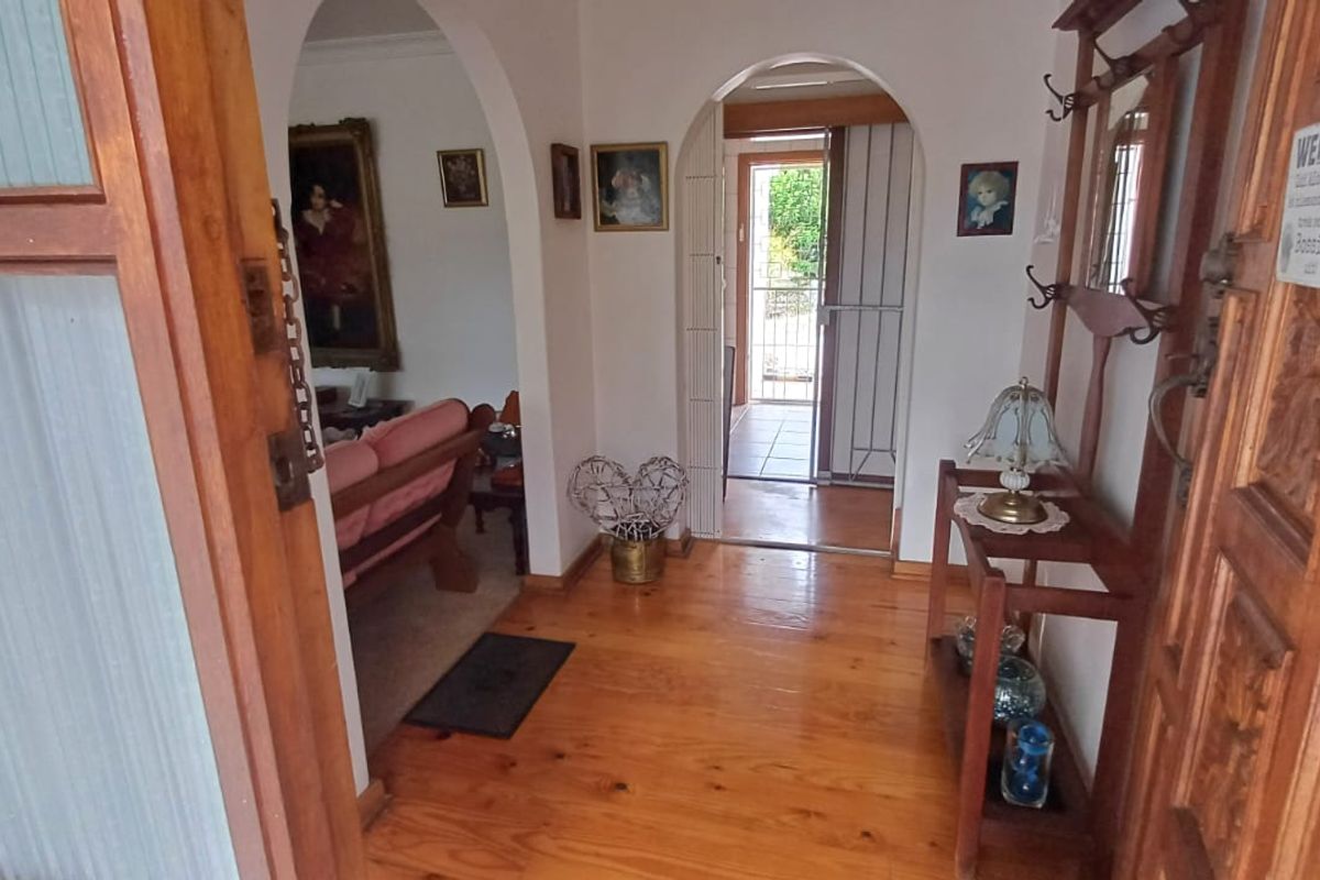 Beautiful large family home for sale in Vanes, Uitenhage. - Photo 5