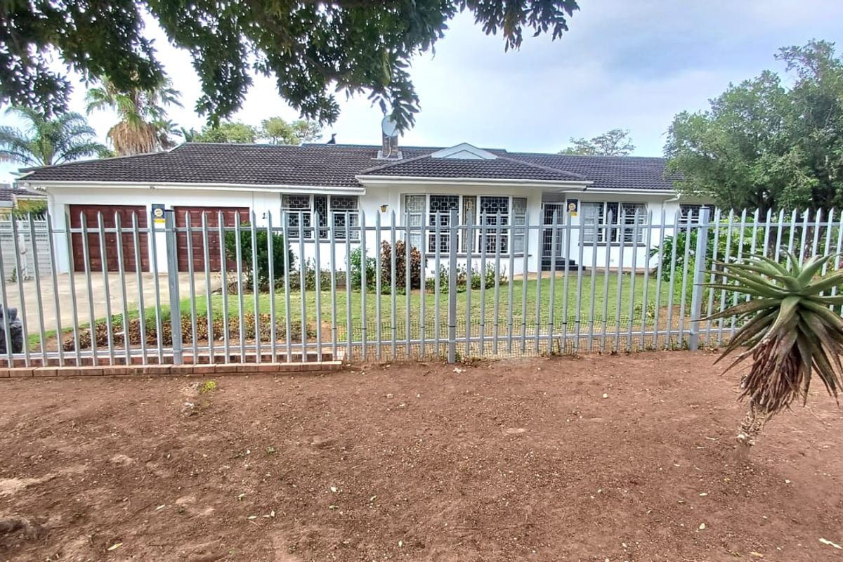 Beautiful large family home for sale in Vanes, Uitenhage. - Photo 2