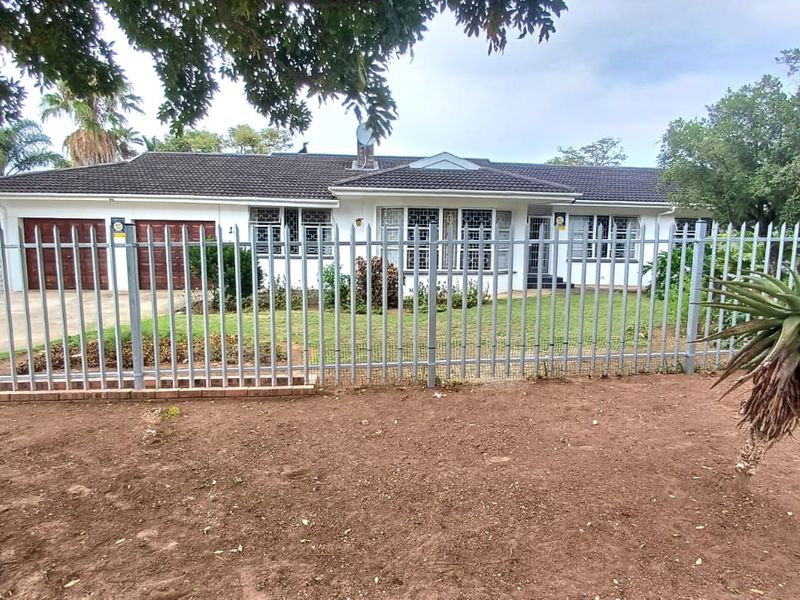 Beautiful large family home for sale in Vanes, Uitenhage. - Photo 2