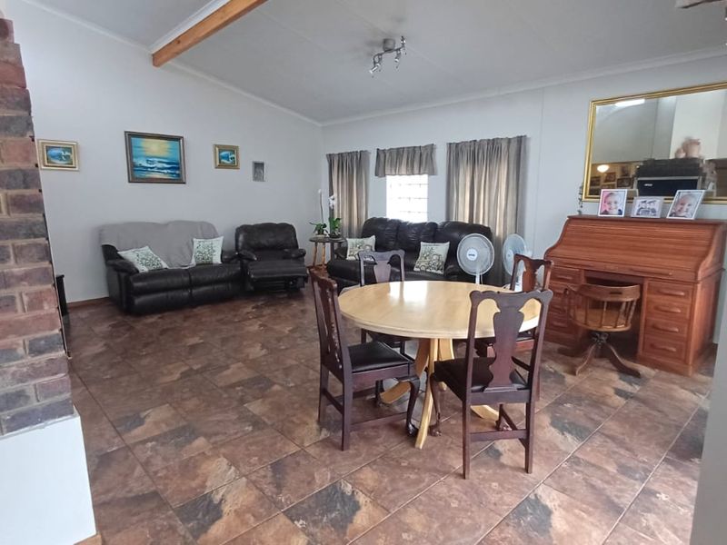 Beautiful large family home for sale in Vanes, Uitenhage. - Photo 10