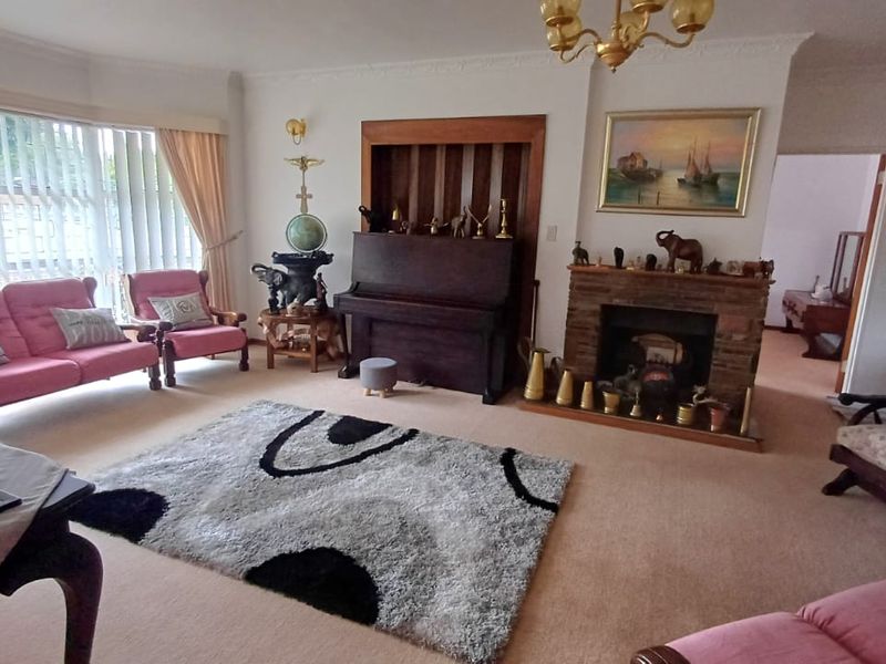 Beautiful large family home for sale in Vanes, Uitenhage. - Photo 6