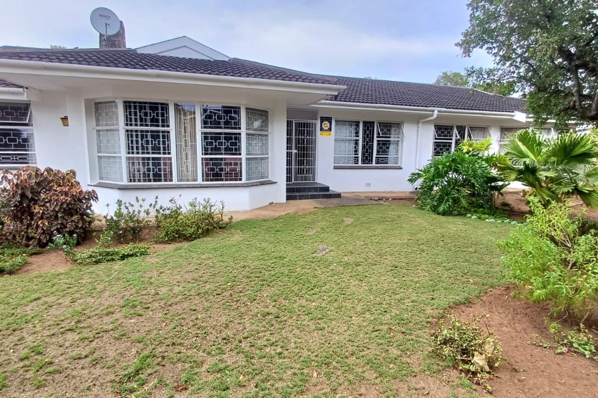 Beautiful large family home for sale in Vanes, Uitenhage. - Photo 3