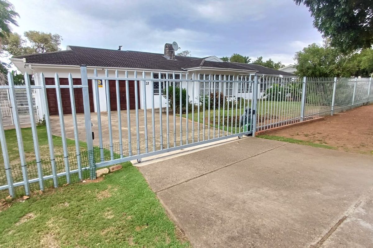 Beautiful large family home for sale in Vanes, Uitenhage. - Photo 4