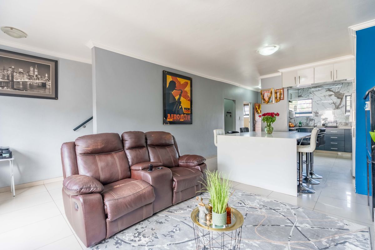 Contemporary Pet-friendly Townhouse in Serene Eco-Estate! - Photo 5