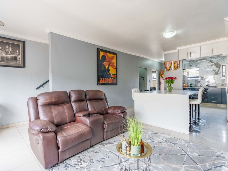 Contemporary Pet-friendly Townhouse in Serene Eco-Estate! - Photo 5