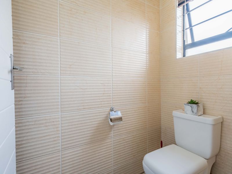 Contemporary Pet-friendly Townhouse in Serene Eco-Estate! - Photo 9