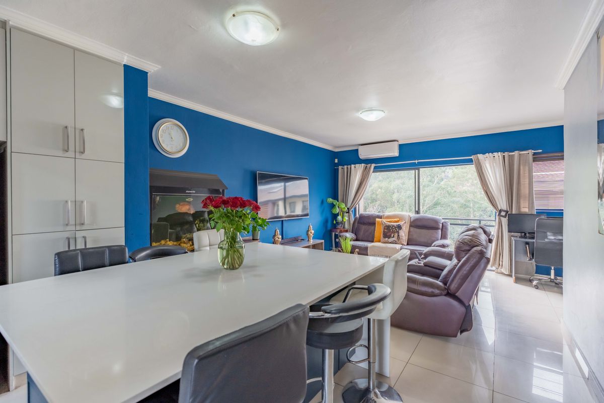 Contemporary Pet-friendly Townhouse in Serene Eco-Estate! - Photo 2