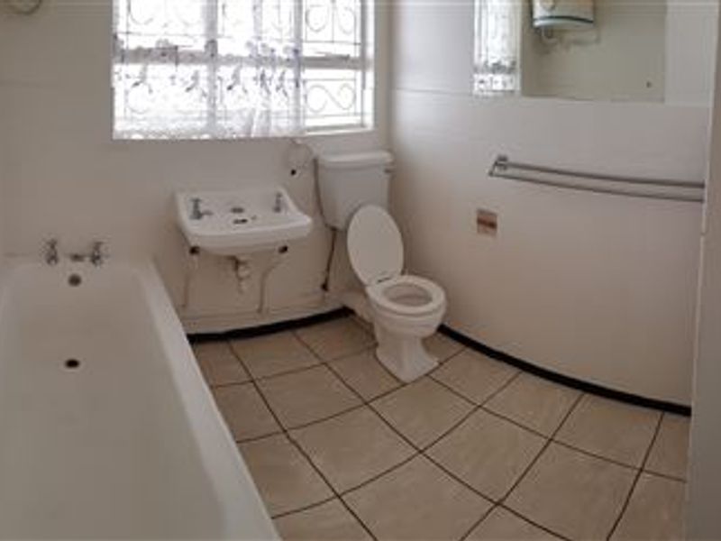 One bedroom  with Lock up  Garage Glenwood-Investors - Photo 9