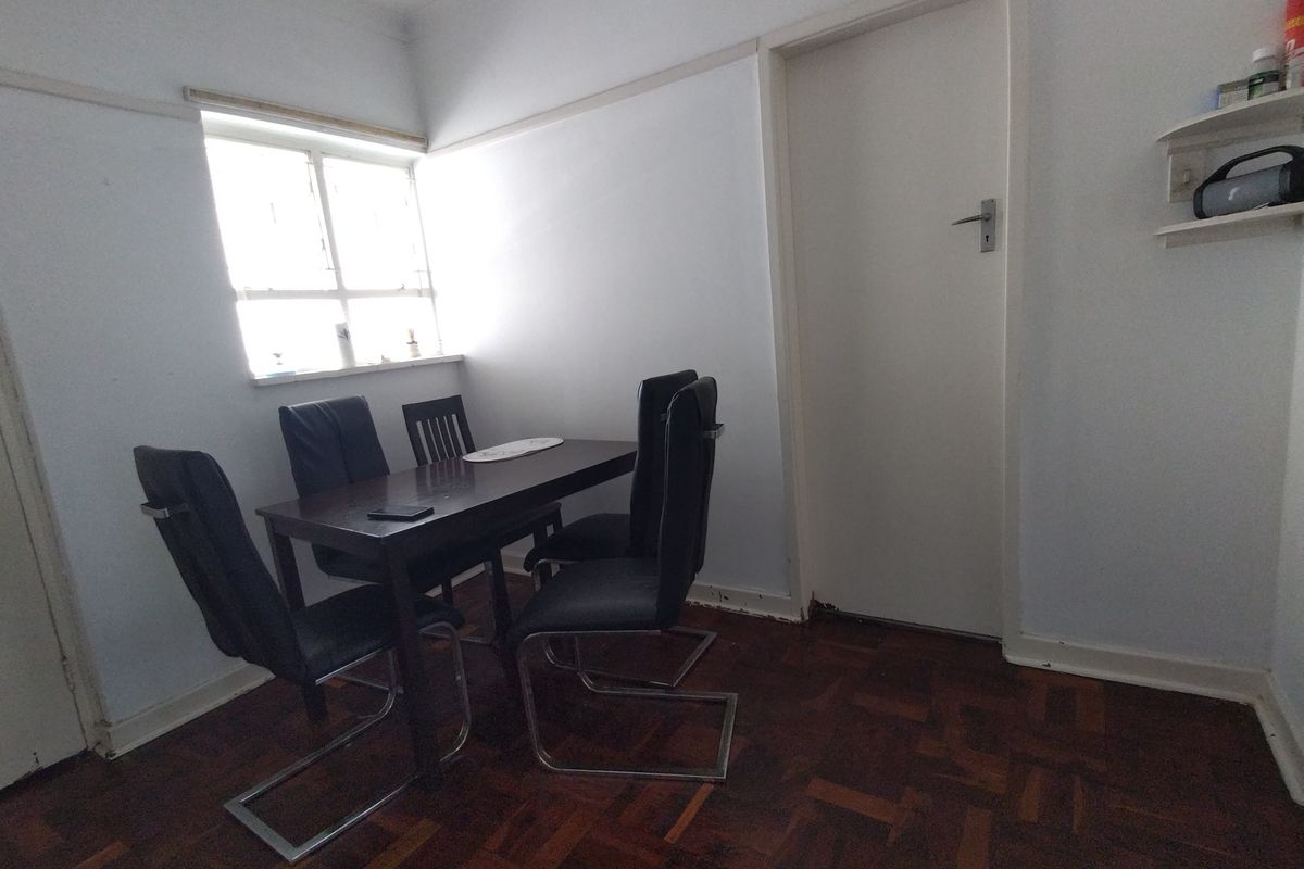 One bedroom  with Lock up  Garage Glenwood-Investors - Photo 2