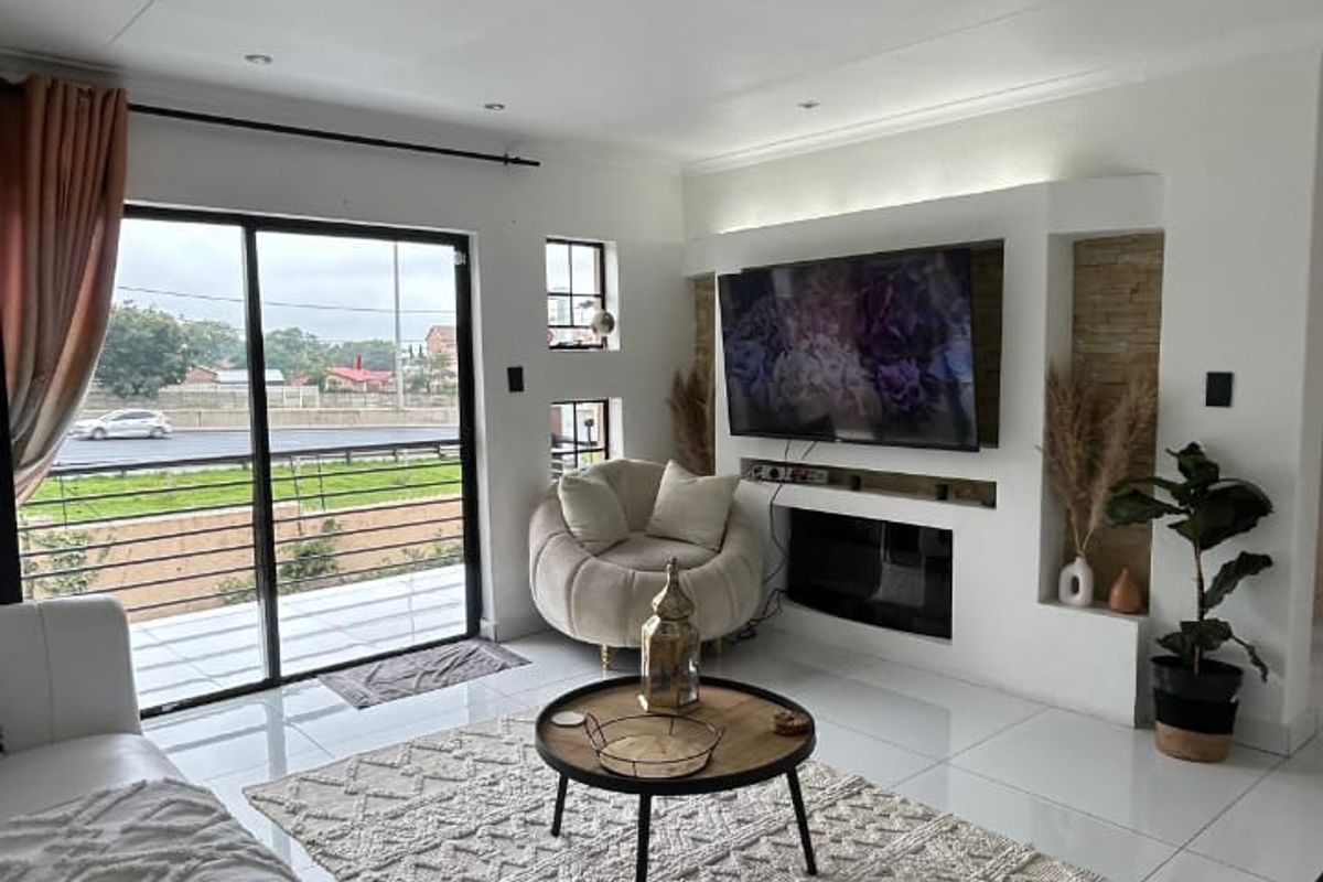 Fully Renovated 3-Bedroom Apartment – Move-In Ready & Under R800k - Photo 4