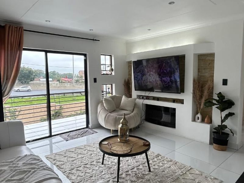 Fully Renovated 3-Bedroom Apartment – Move-In Ready & Under R800k - Photo 4