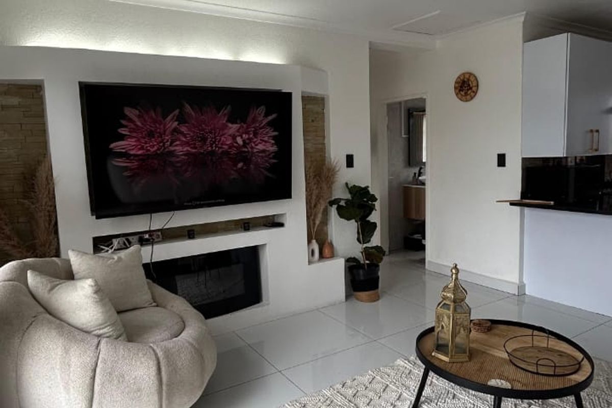 Fully Renovated 3-Bedroom Apartment – Move-In Ready & Under R800k - Photo 2