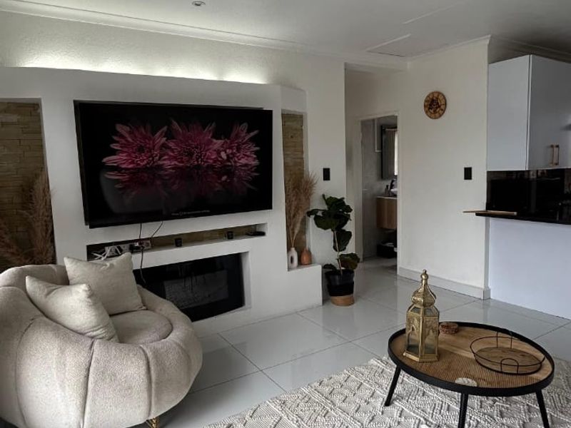 Fully Renovated 3-Bedroom Apartment – Move-In Ready & Under R800k - Photo 2