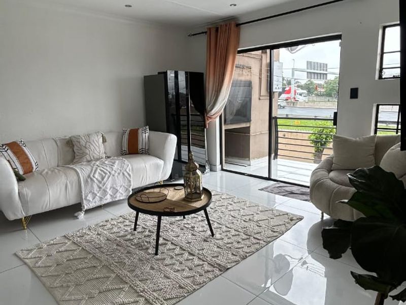 Fully Renovated 3-Bedroom Apartment – Move-In Ready & Under R800k - Photo 3