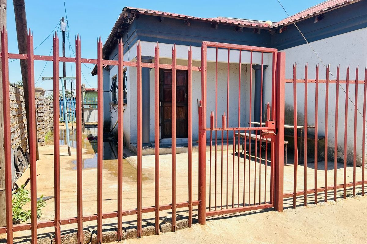 Fresh, Modern & Renovated Home in the Right Location - Photo 4