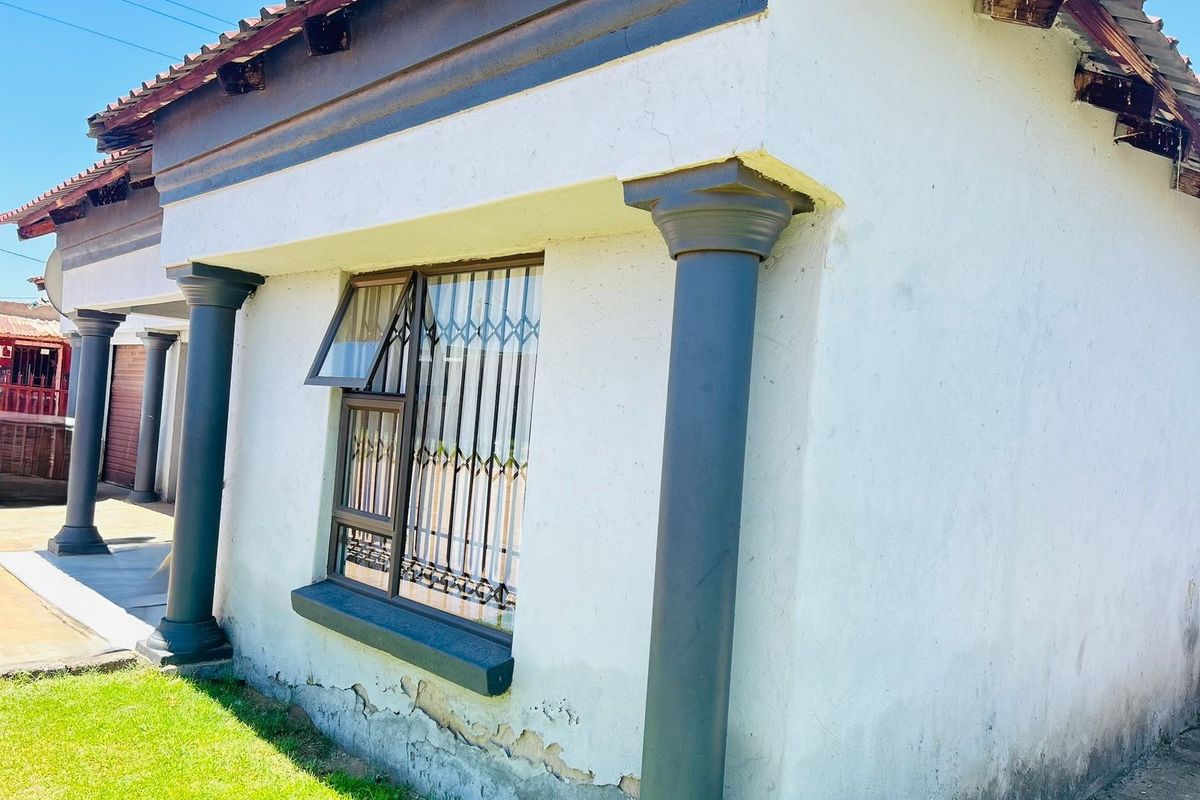 Fresh, Modern & Renovated Home in the Right Location - Photo 2