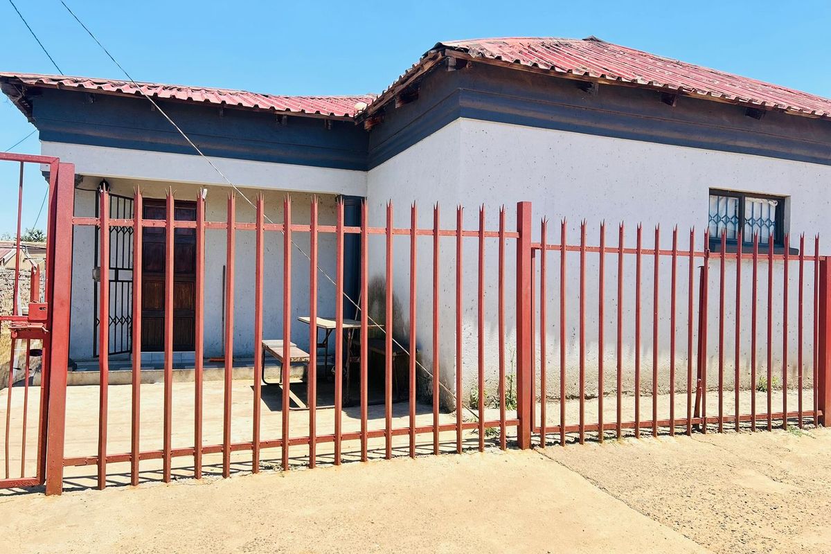 Fresh, Modern & Renovated Home in the Right Location - Photo 3