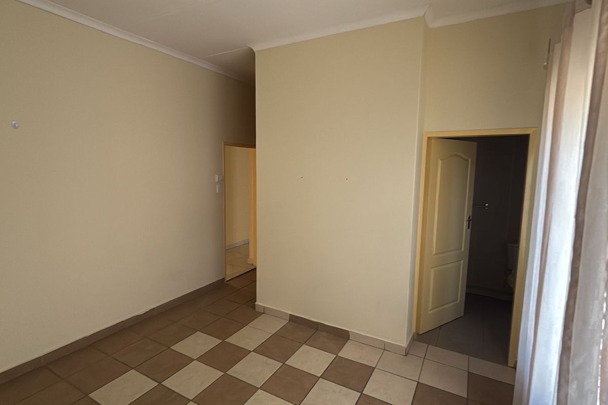 Charming Family Home in a Lovely Suburb - Photo 5