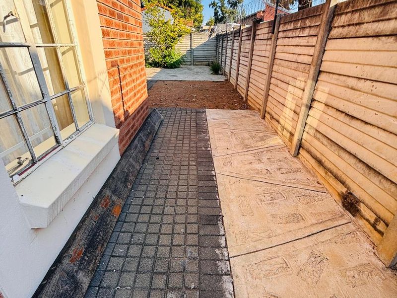 Charming Family Home in a Lovely Suburb - Photo 10