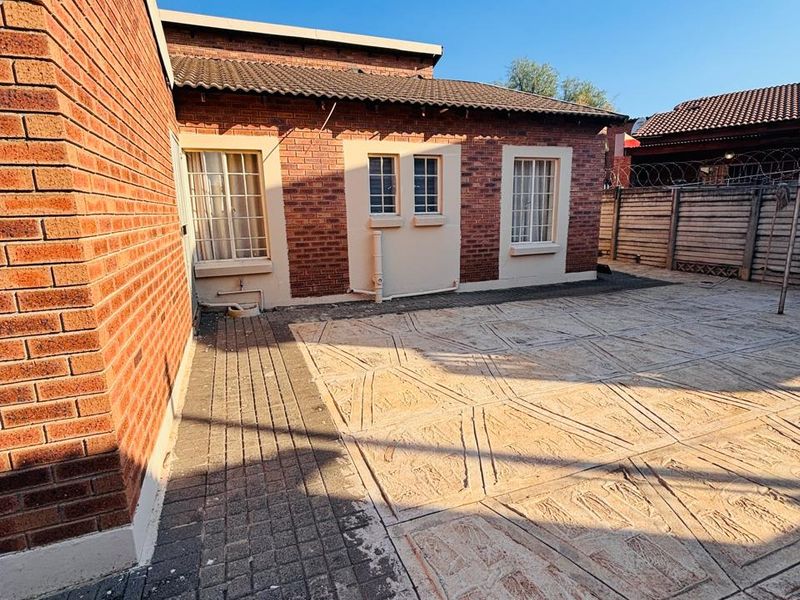 Charming Family Home in a Lovely Suburb - Photo 8